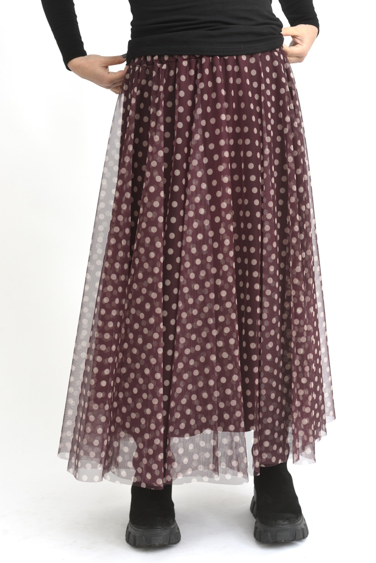 Fustă midi din tul cu buline mici albe pe fundal visiniu, vedere completă cu pliuri elegante.