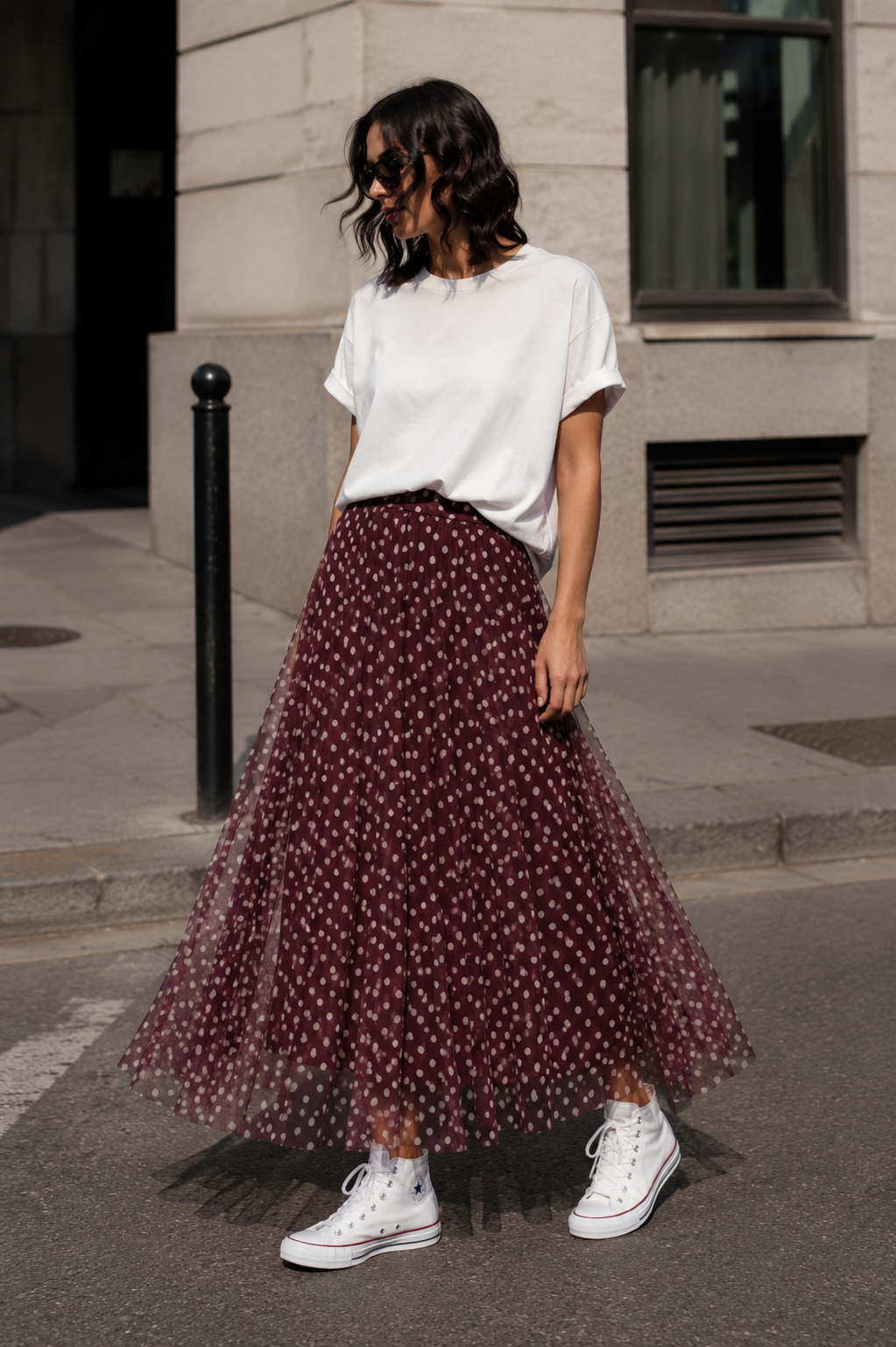 Fustă midi din tul cu buline mici albe pe fundal visiniu, vedere completă cu pliuri elegante.