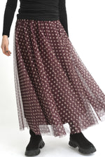 Fustă midi din tul cu buline mici albe pe fundal visiniu, vedere completă cu pliuri elegante.