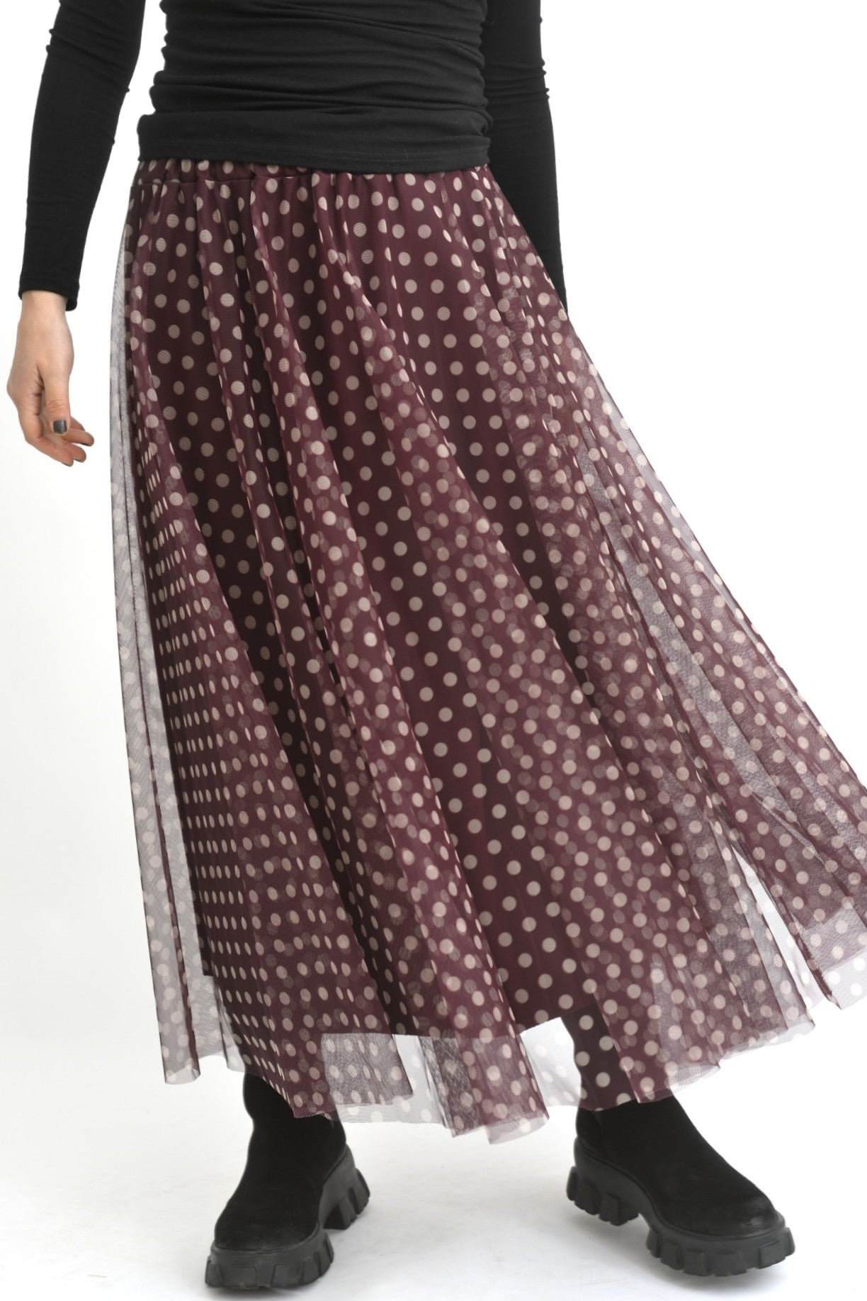 Fustă midi din tul cu buline mici albe pe fundal visiniu, vedere completă cu pliuri elegante.