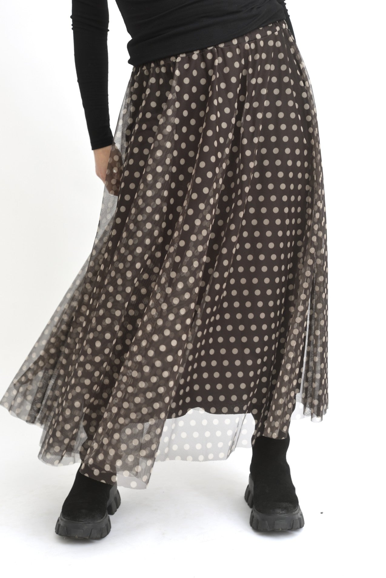 Fustă midi din tul cu buline mici albe pe fundal maro, vedere completă cu pliuri elegante.