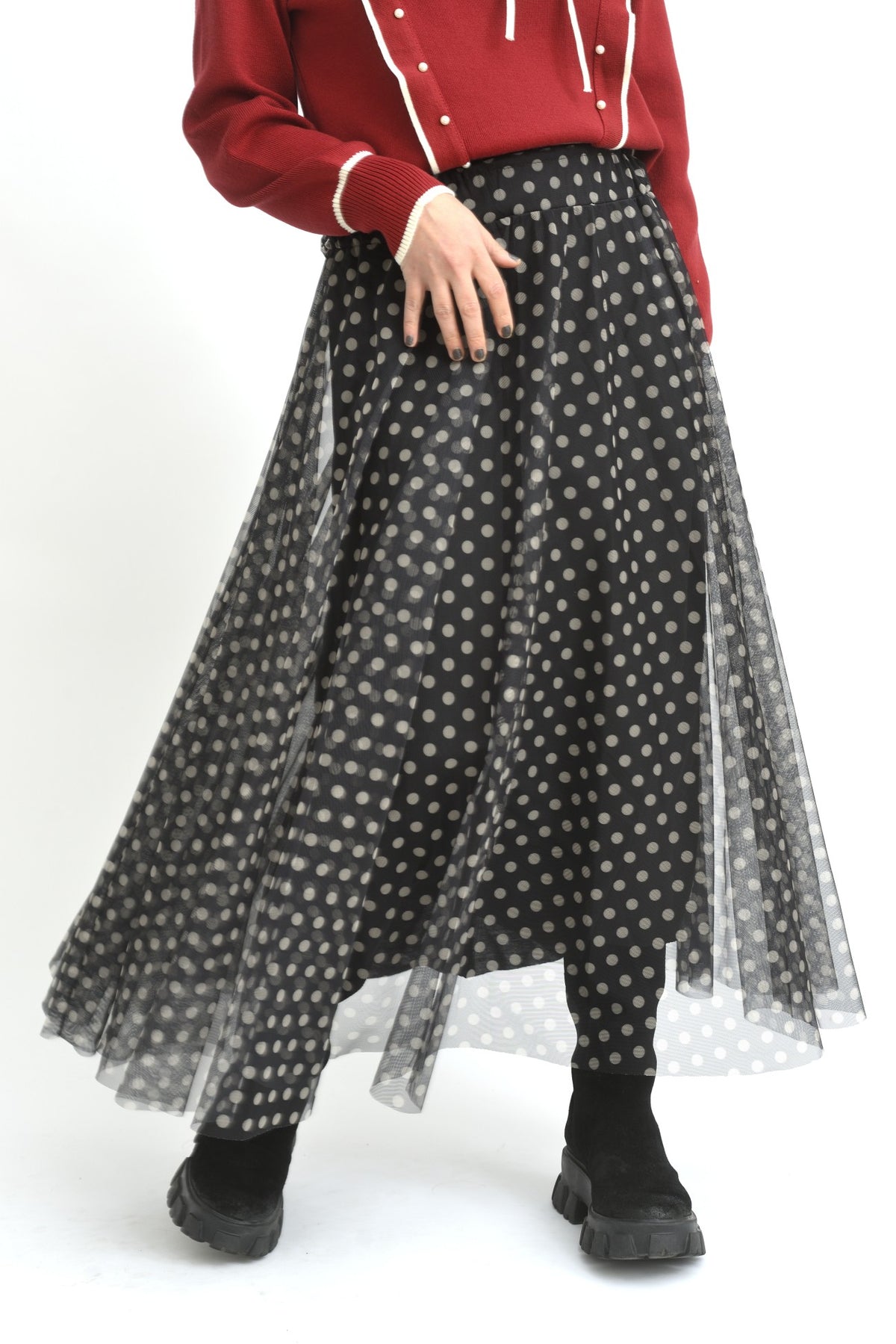 Fustă midi din tul cu buline mici albe pe fundal negru, vedere completă cu pliuri elegante.