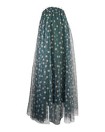 Fustă midi din tul cu buline mici albe pe fundal verde, vedere completă cu pliuri elegante