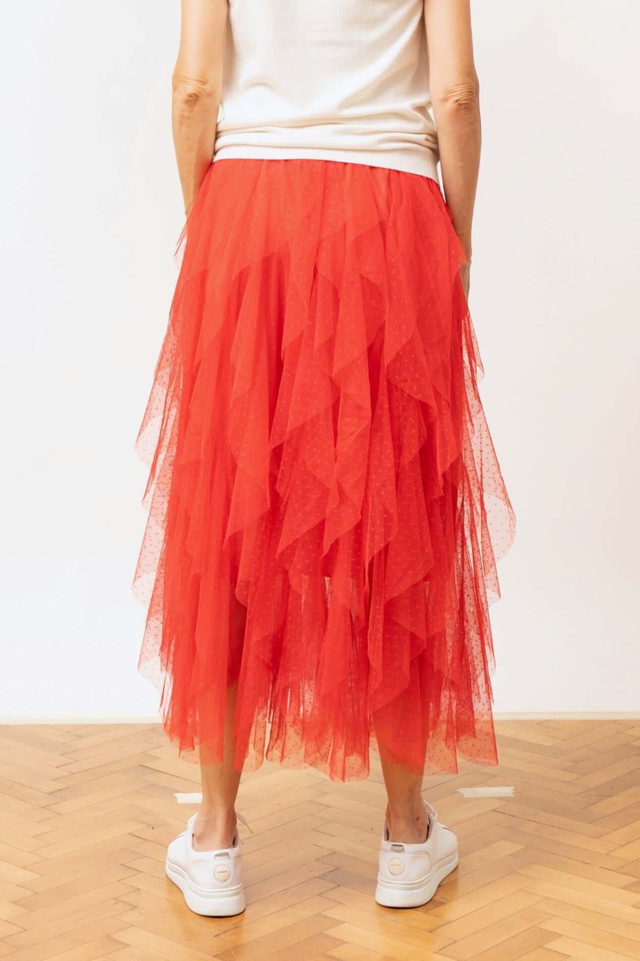 Fustă midi roșie din tulle, vedere din spate, cu straturi în cascade și elastic în talie.