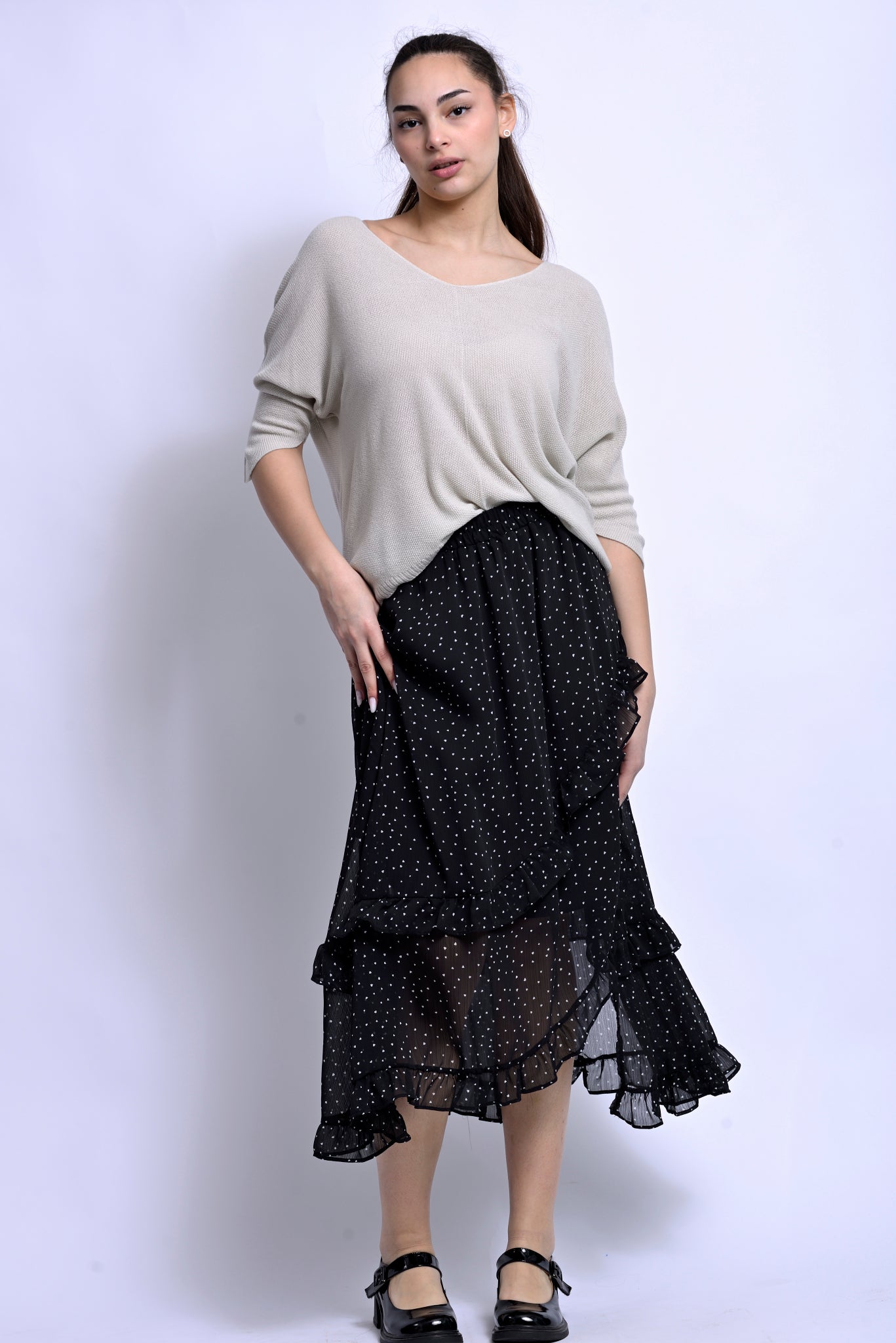 Fustă din voal cu volănașe purtată într-o ținută casual elegantă