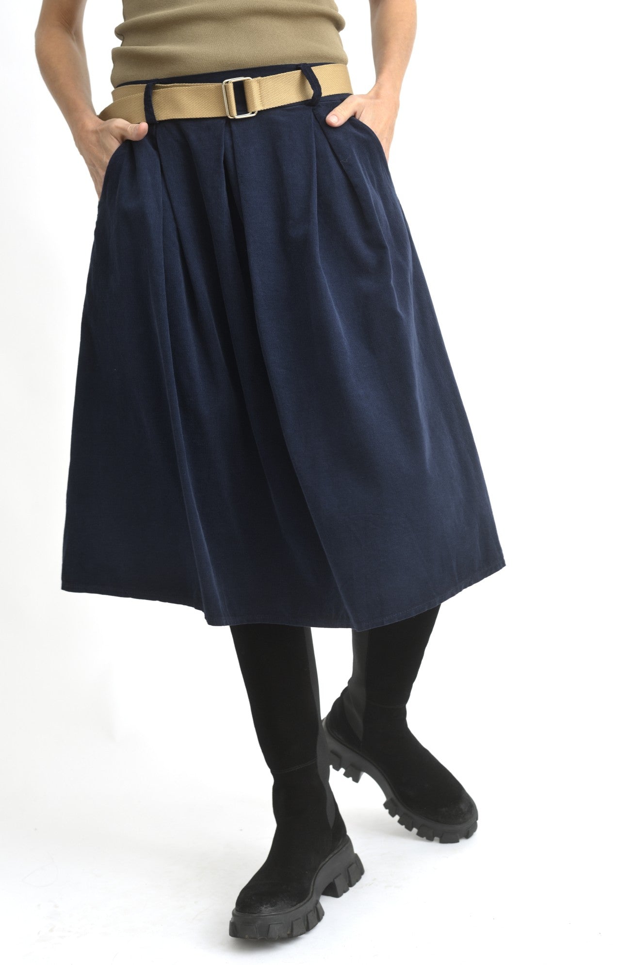 Vedere laterală a fustei bleumarin din catifea reiată, lungime medie și textură fină.