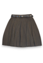 Fustă plisată de culoare maro cu curea decorativă din piele, detaliu auriu pe cataramă