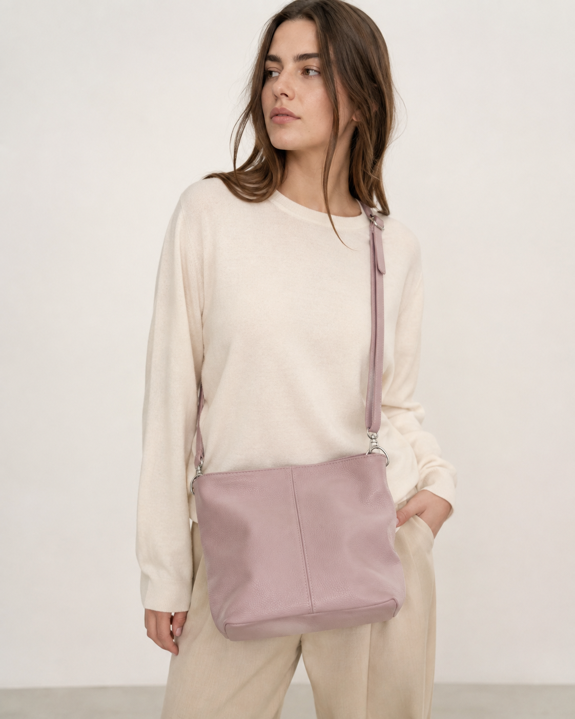 Geantă medie tip sac din piele naturală cu buzunar vertical, nuanța lila, All Above Boutique.