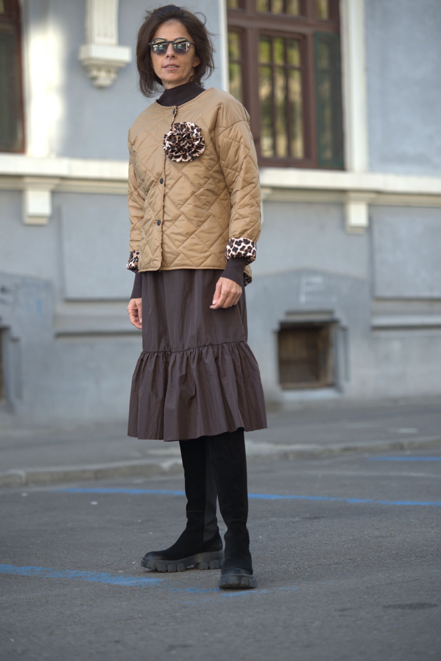 Geacă matlasată beige decorată cu broșă animal print și manșete contrastante