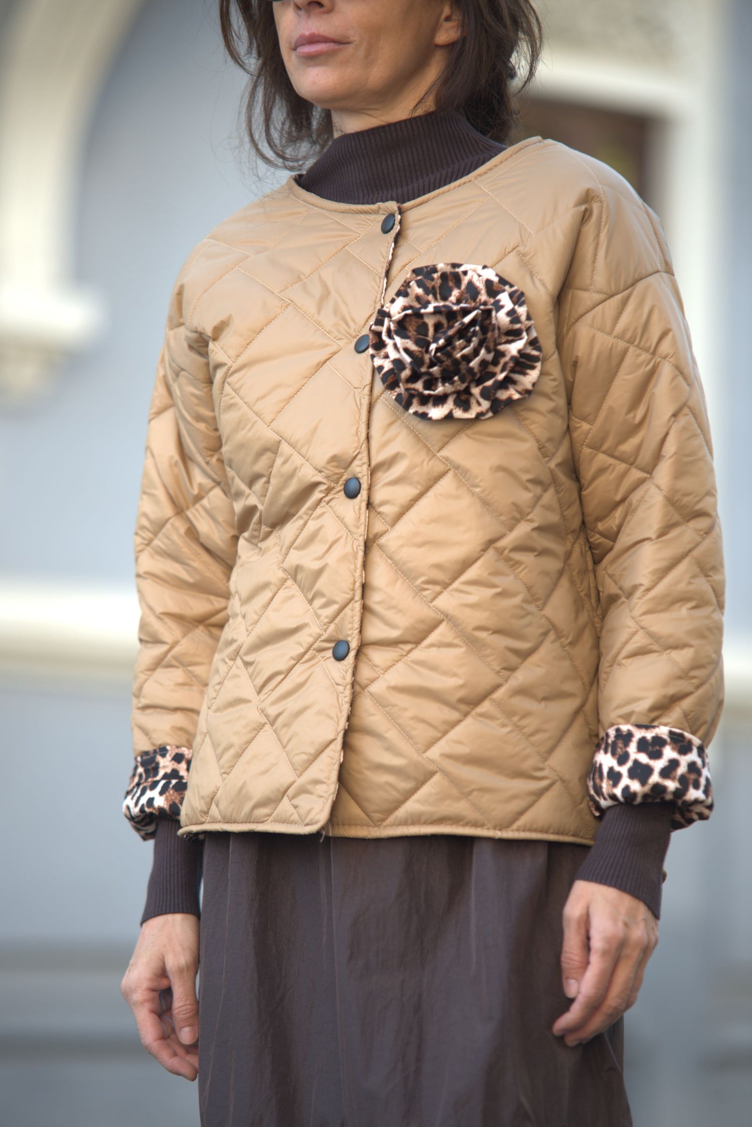 Geacă matlasată beige decorată cu broșă animal print și manșete contrastante