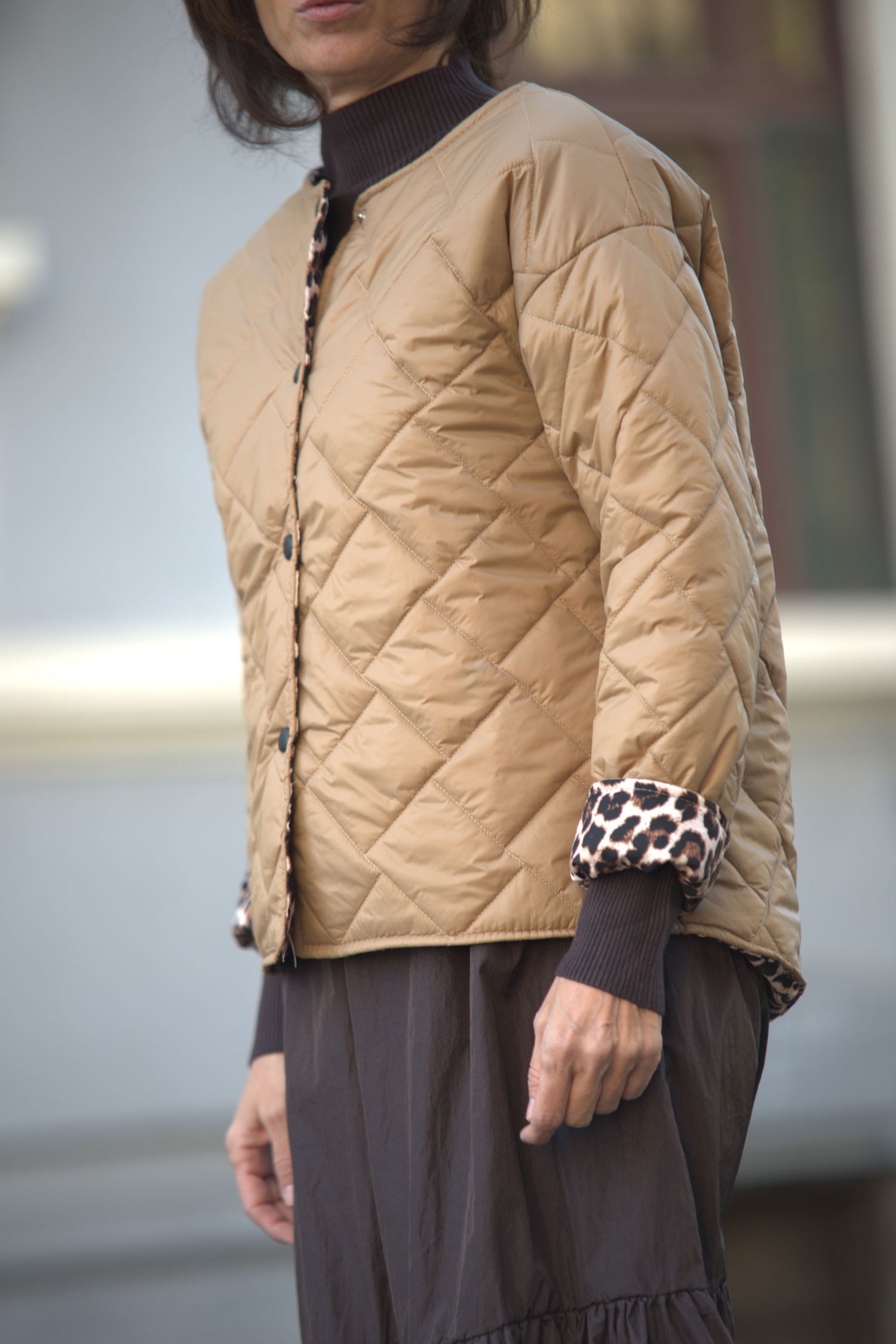 Geacă matlasată beige cu broșă animal print și manșete întoarse contrastante