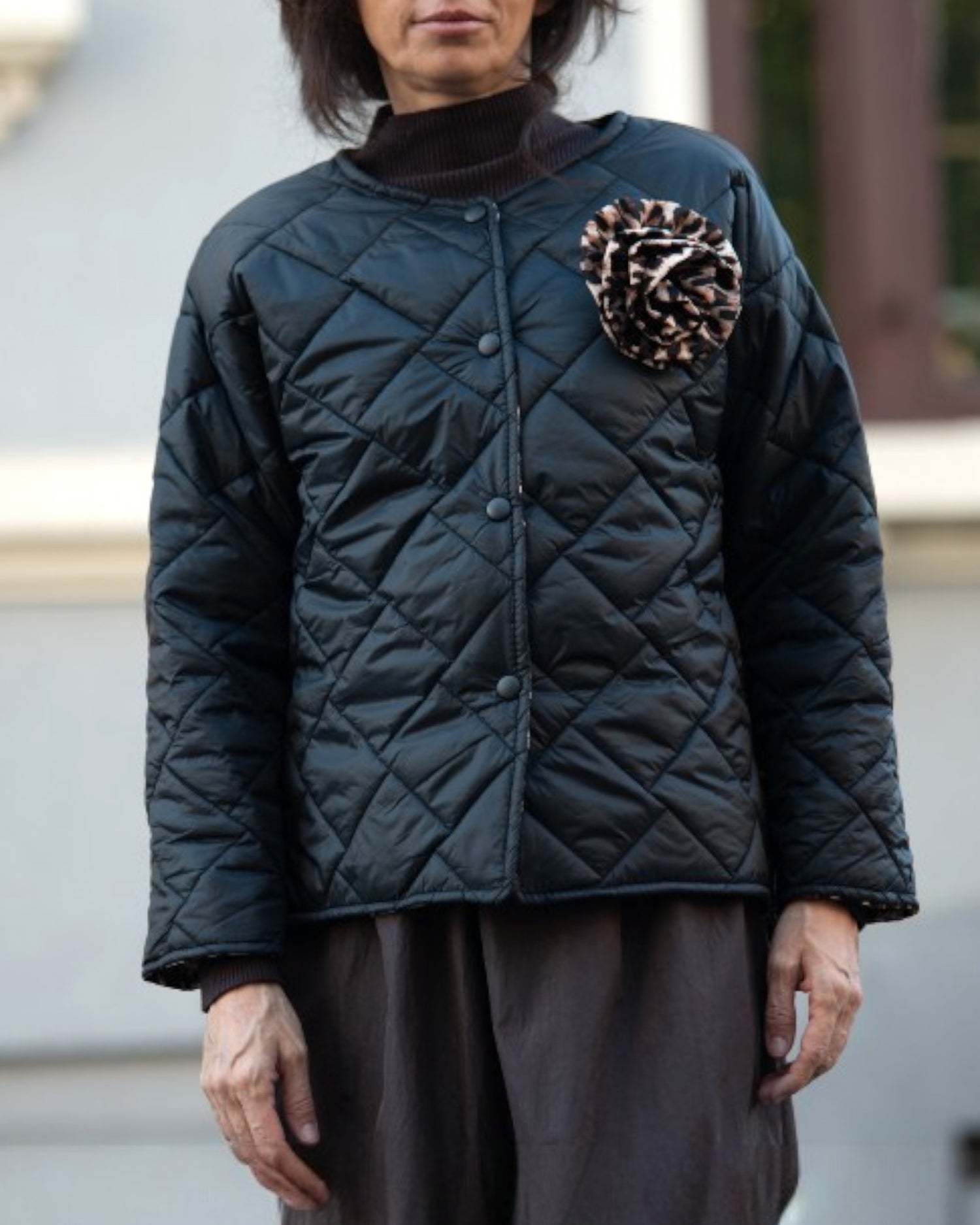 Geacă matlasată neagră, croială lejeră, broșă mare animal print detașabilă