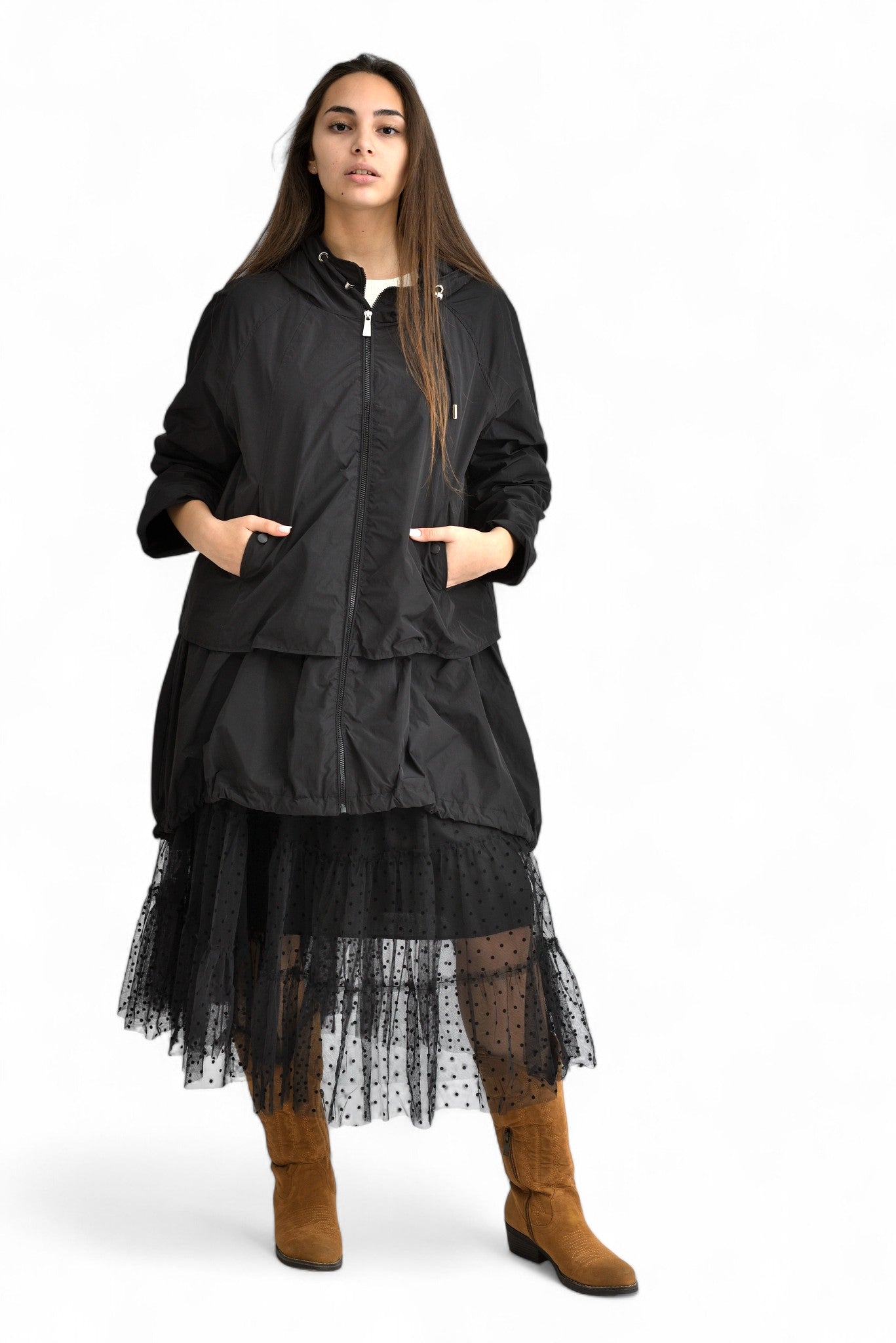 Geacă neagră vaporoasă cu glugă, fermoar și buzunare, din material ușor, prezentată într-un look complet.