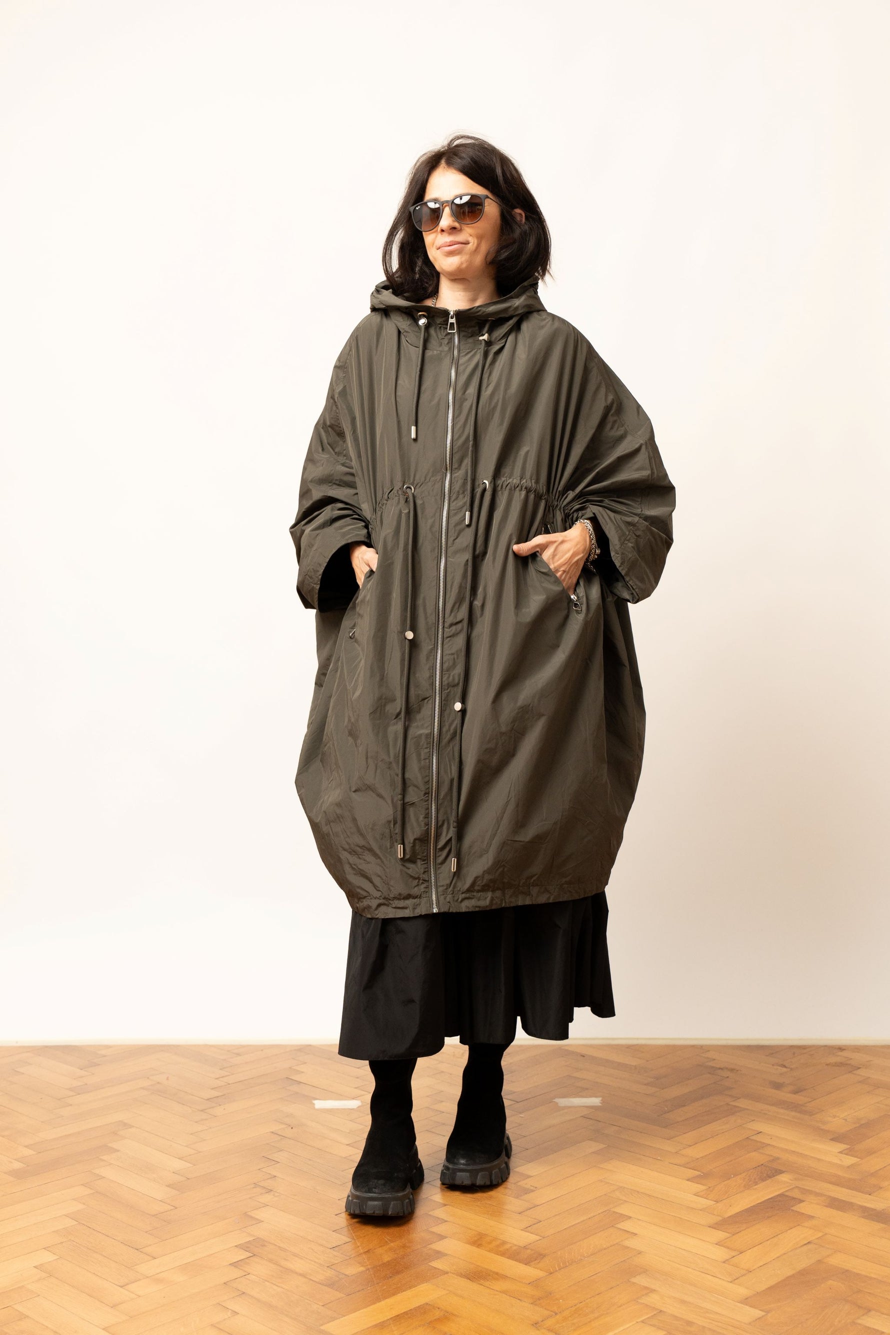 Geacă oversize khaki cu glugă, buzunare și șnur reglabil în talie, vedere din față.