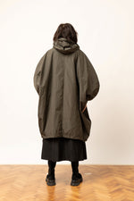 Geacă oversize khaki cu glugă și croială lejeră, vedere din spate