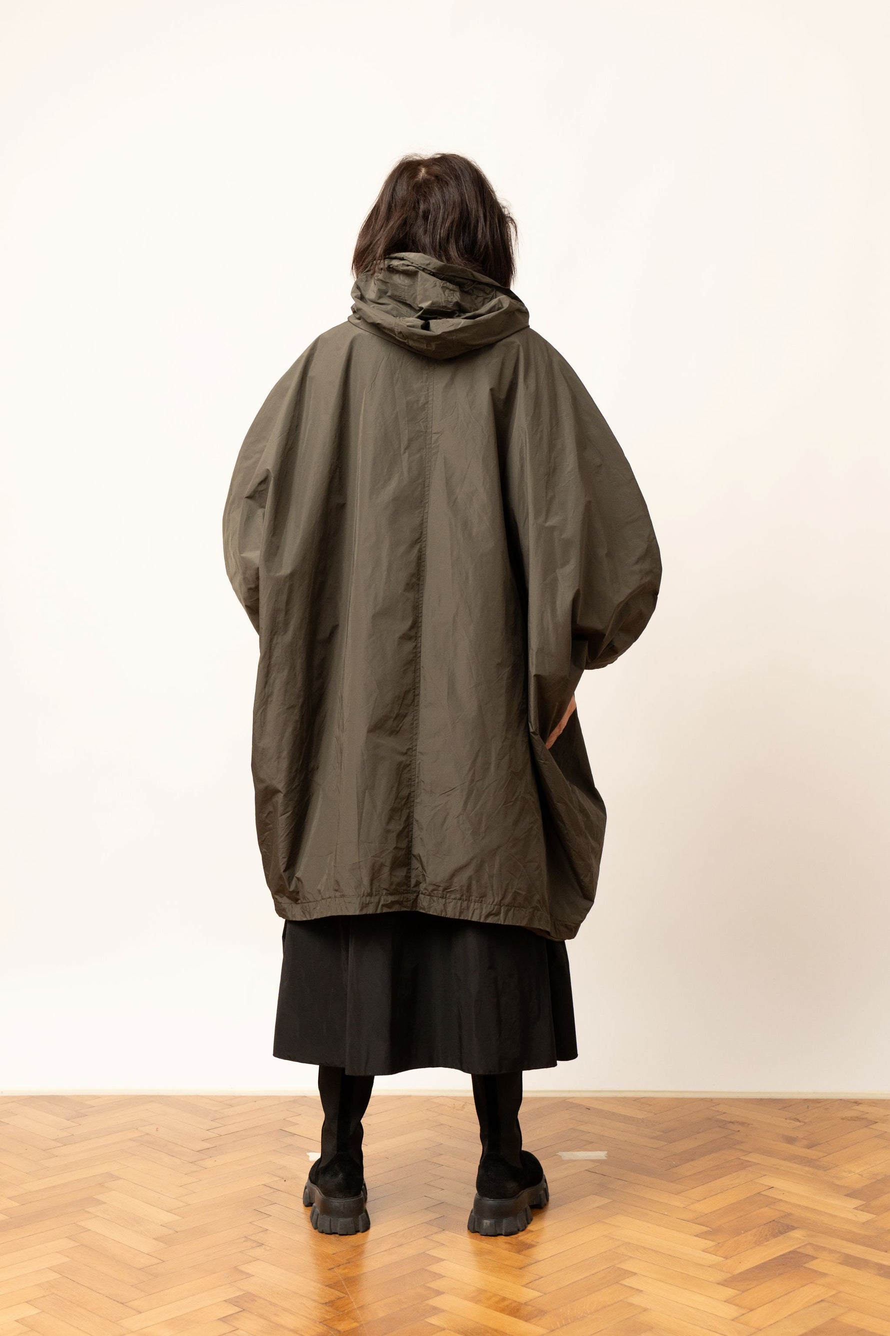 Geacă oversize khaki cu glugă și croială lejeră, vedere din spate
