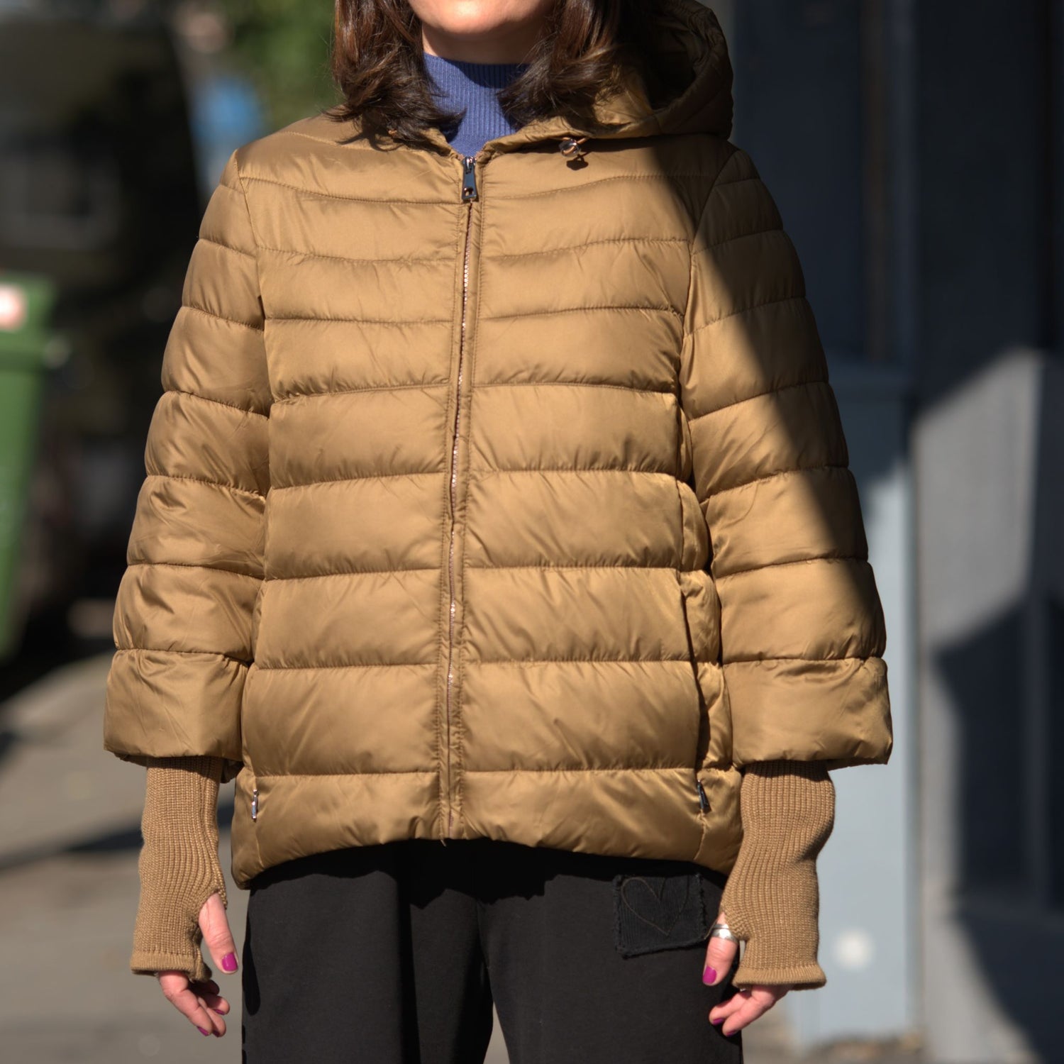 Geacă scurtă matlasată de iarnă, bej, cu croială lejeră și design modern, ideală pentru sezonul rece.
