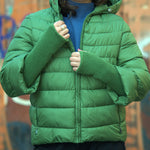 Geacă scurtă matlasată de iarnă, verde, cu glugă ajustabilă și buzunare laterale cu fermoar.