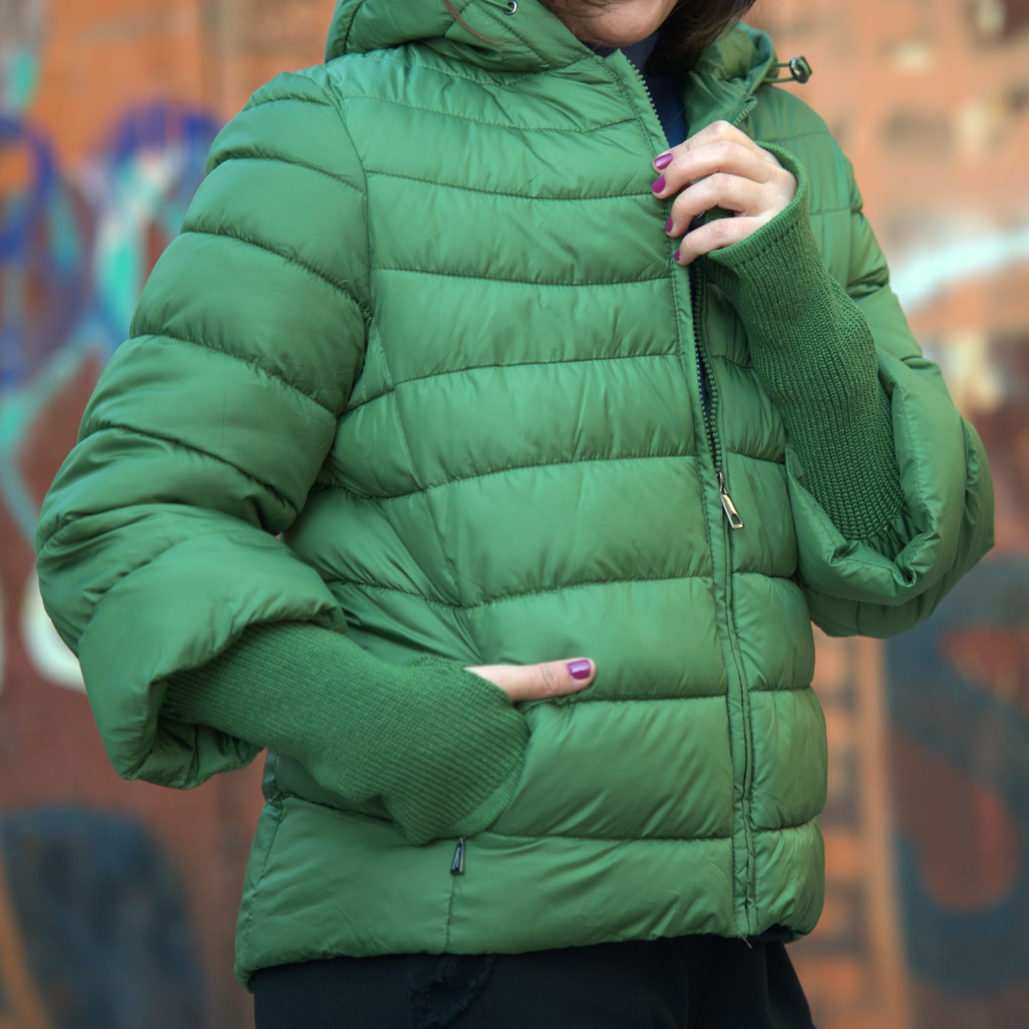 Geacă scurtă matlasată de iarnă, verde, cu glugă ajustabilă și buzunare laterale cu fermoar.