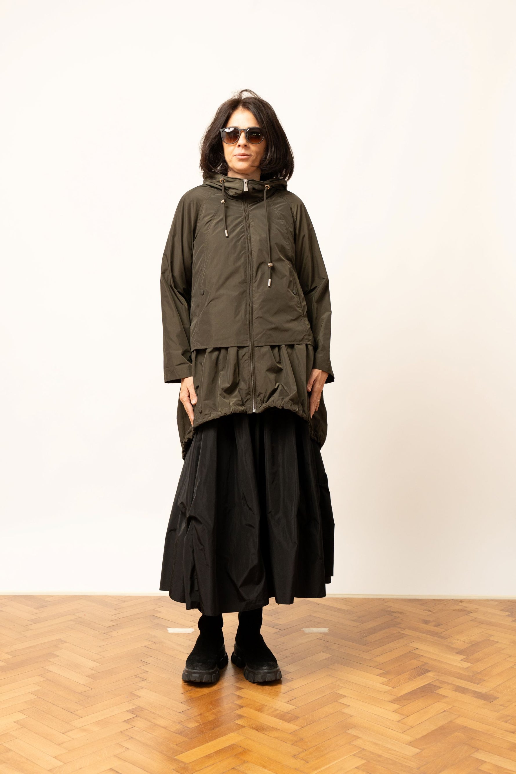 Geacă scurtă oversize khaki cu glugă și detaliu plisat în talie, vedere din față.