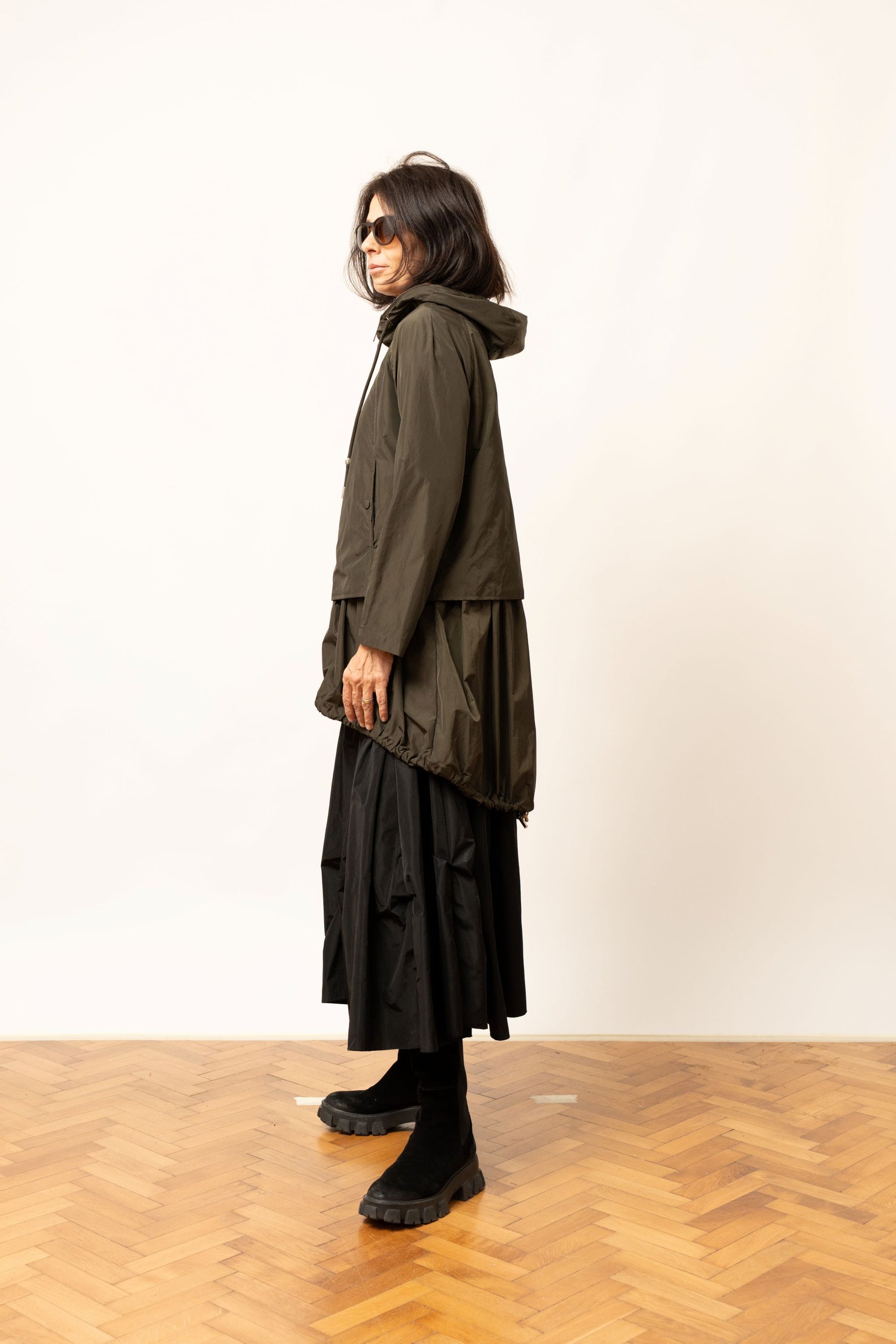 Geacă scurtă oversize khaki cu croială lejeră și glugă, vedere laterală.