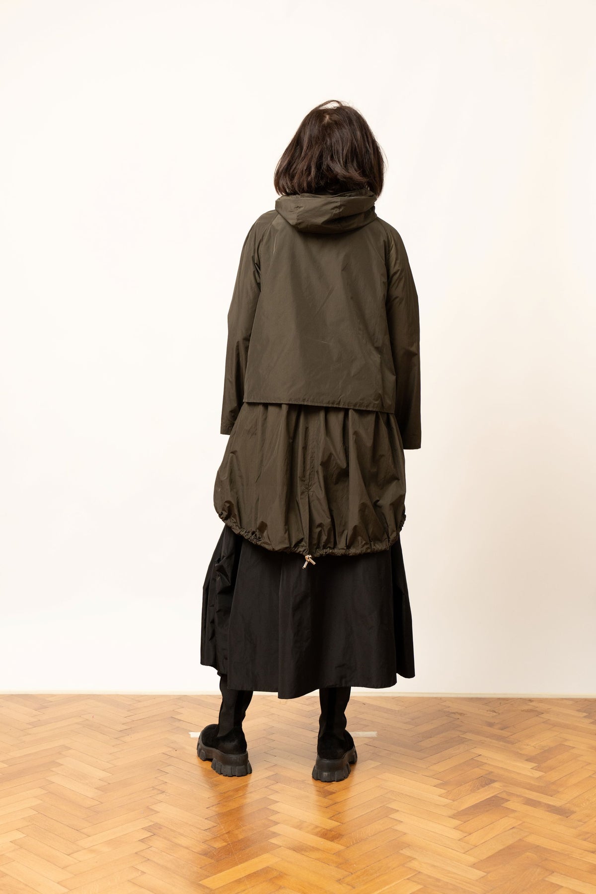Geacă scurtă oversize khaki cu glugă și tiv ajustabil, vedere din spate.