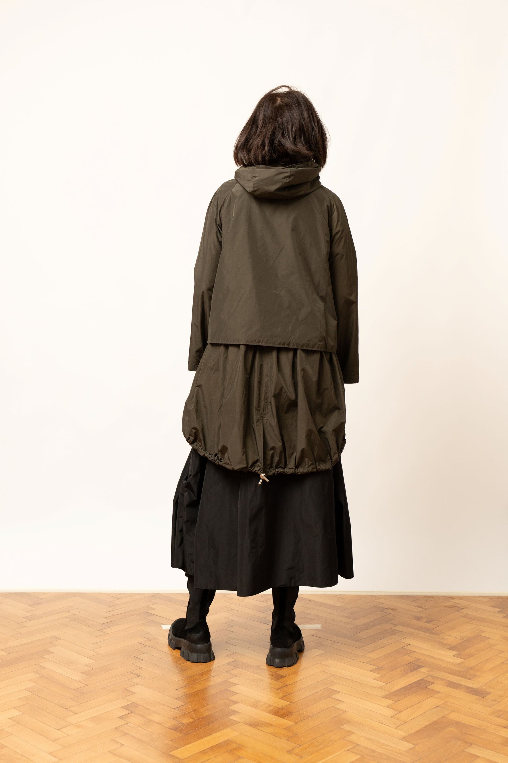 Geacă scurtă oversize khaki cu glugă și tiv ajustabil, vedere din spate.