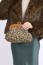 Geantă plic cu imprimeu animal print, ramă de lemn și lanț auriu crossbody.