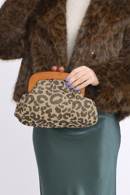 Geantă plic cu imprimeu animal print, ramă de lemn și lanț auriu crossbody.