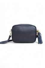 Geantă crossbody bleumarin din piele ecologică, cu ciucure decorativ și curea lungă detașabilă.