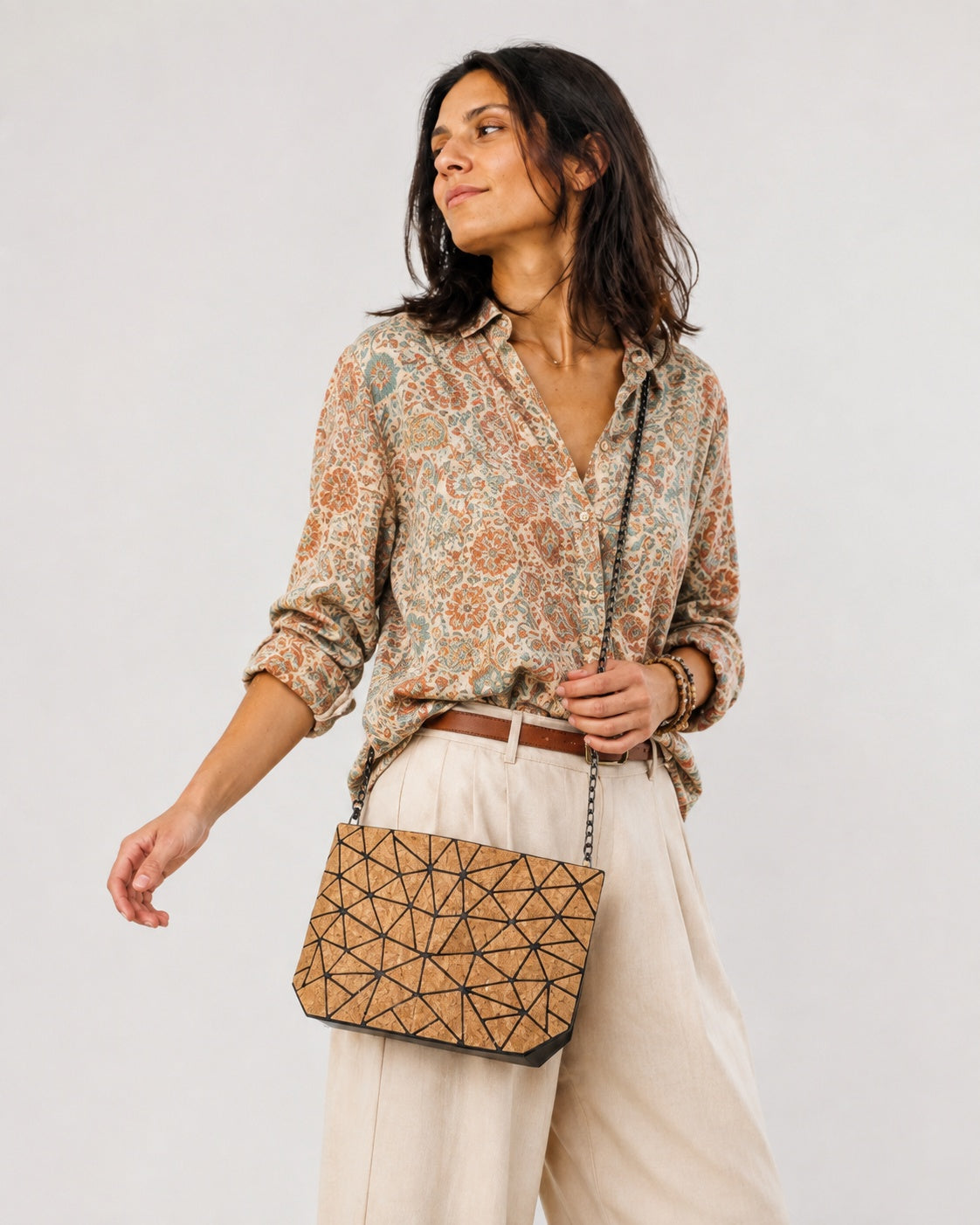 Geantă crossbody din plută cu segmente geometrice, purtată