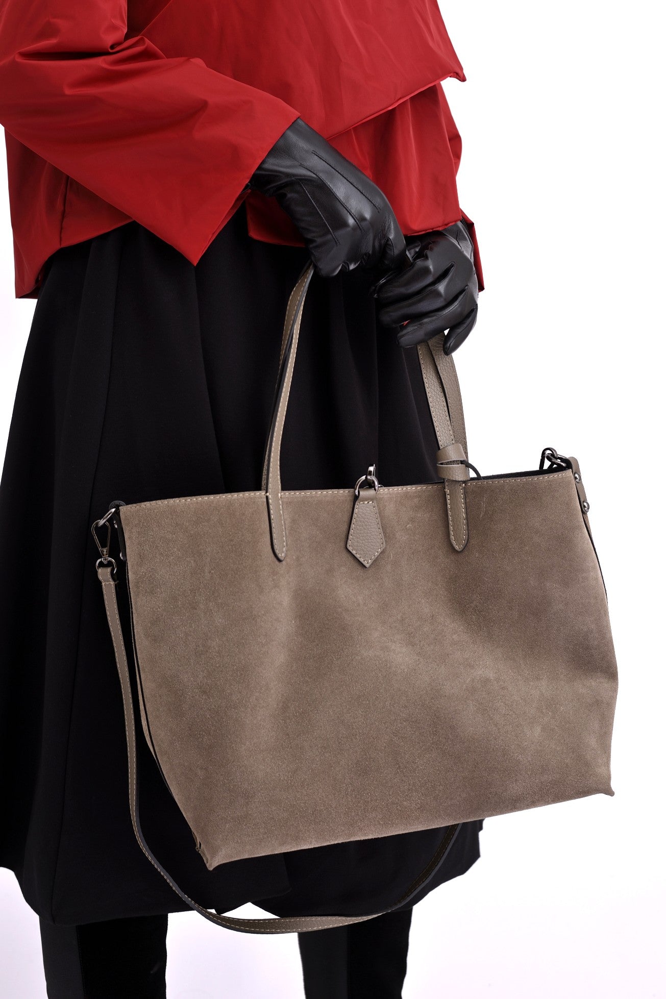 Geantă din piele întoarsă bej, cu design minimalist și compartiment interior spațios, prezentare frontală.