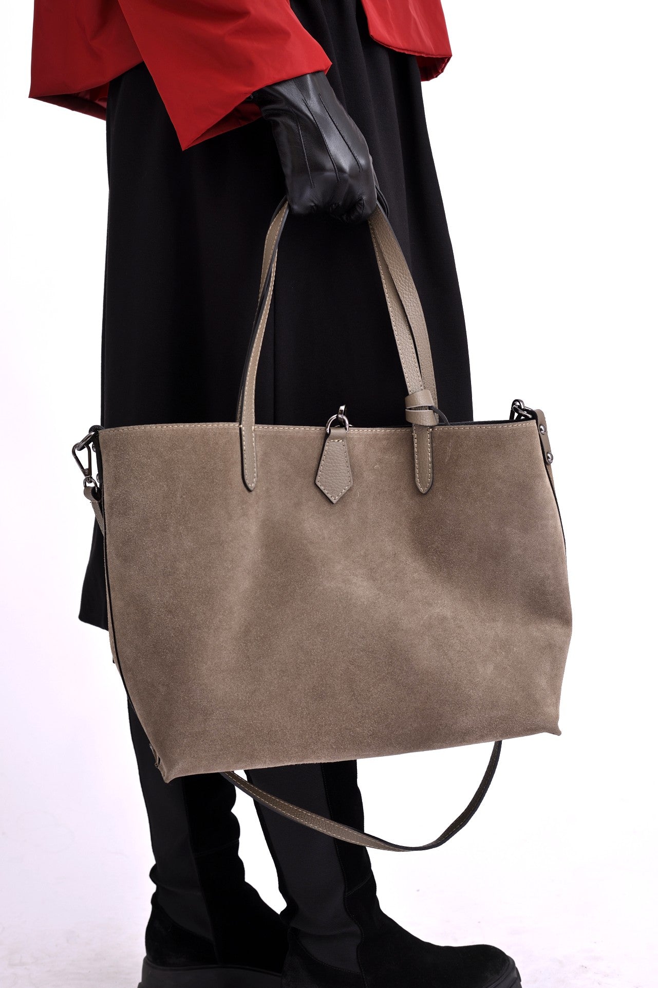 Geantă mare din piele întoarsă bej, cu mânere lungi și formă rectangulară, fotografiată lateral.