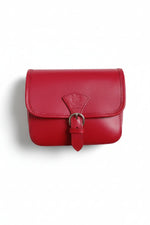 Geantă mică bucket rosie, cu cataramă metalică rotundă și detalii fine pe capac.