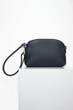 Geantă bleumarin din piele naturală, cu structură moale și fermoar metalic, fabricată în Italia.