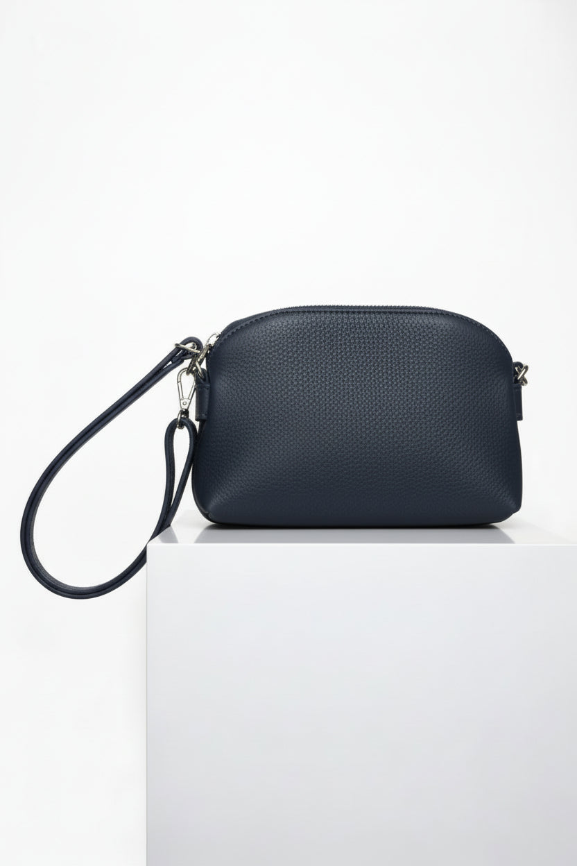 Geantă bleumarin din piele naturală, cu structură moale și fermoar metalic, fabricată în Italia.