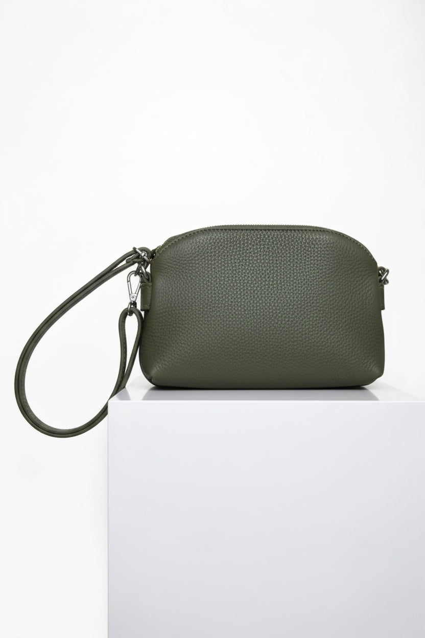Geantă kaki din piele naturală, cu structură moale și fermoar metalic, fabricată în Italia.