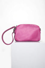 Geantă din piele naturală fucsia, cu curea de mână detașabilă și fermoar metalic, fabricată în Italia.