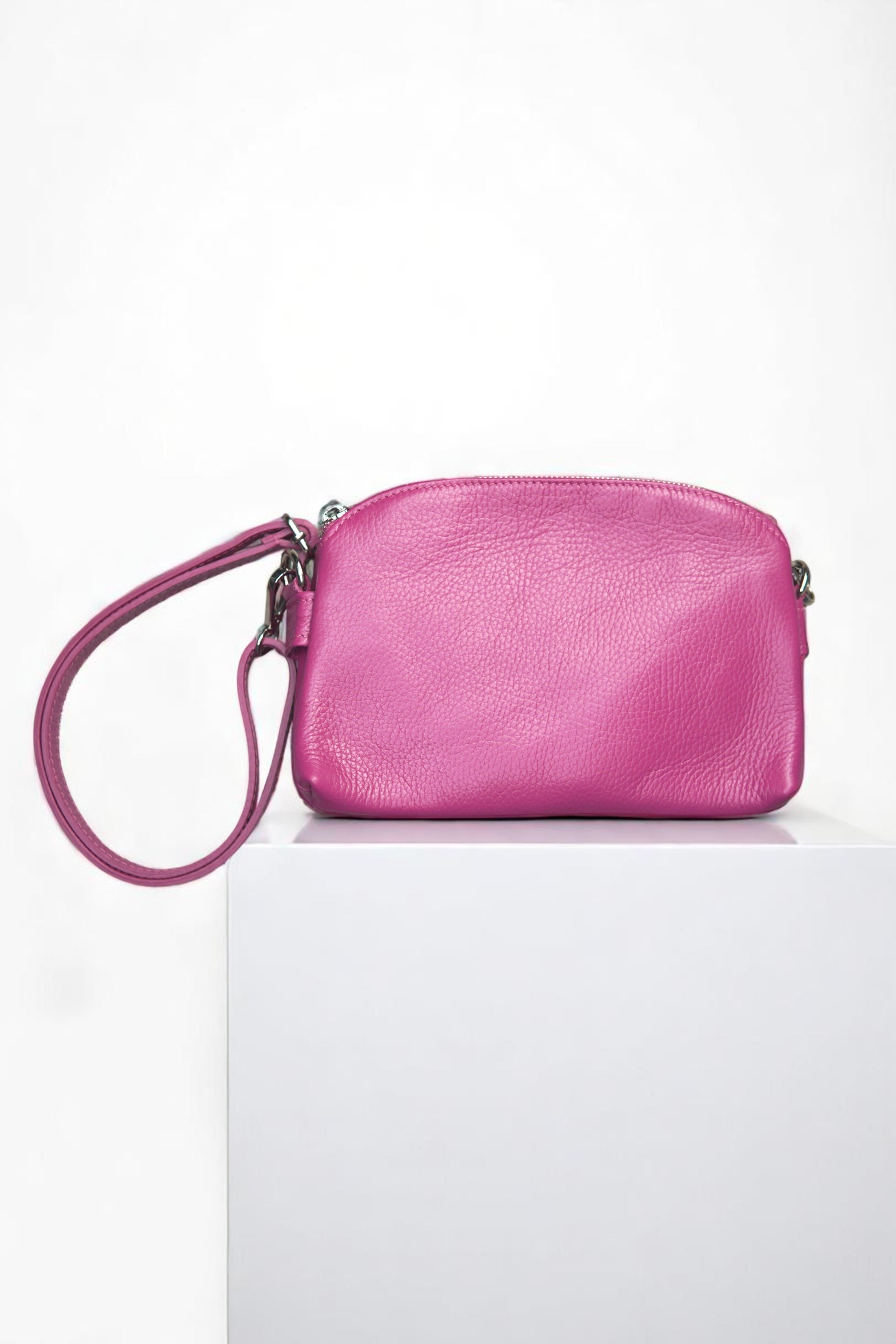 Geantă din piele naturală fucsia, cu curea de mână detașabilă și fermoar metalic, fabricată în Italia.