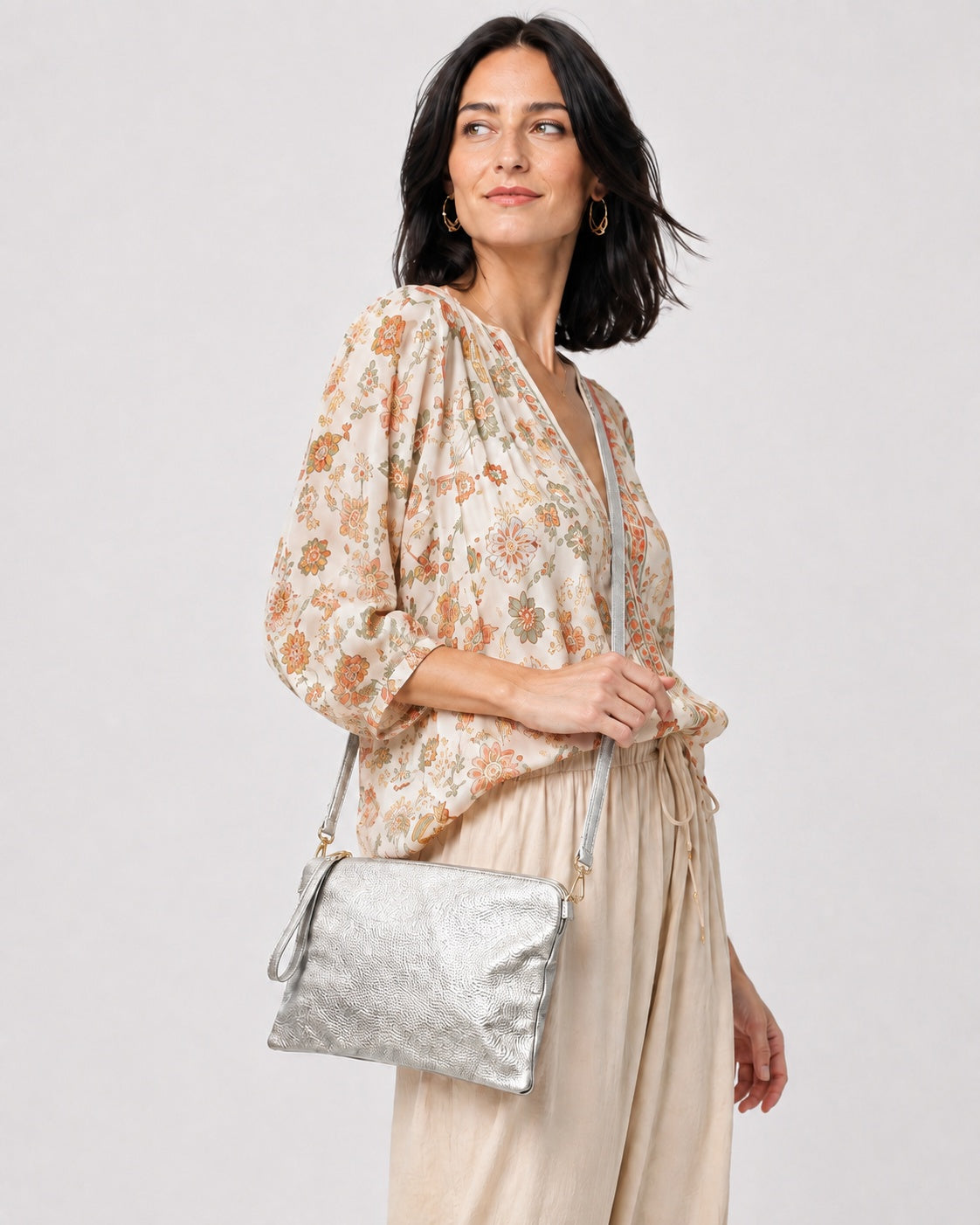 Geantă plic din piele cu bretea crossbody, argintiu