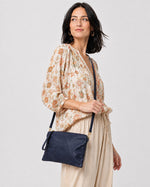 Geantă plic din piele cu bretea crossbody, bleumarin