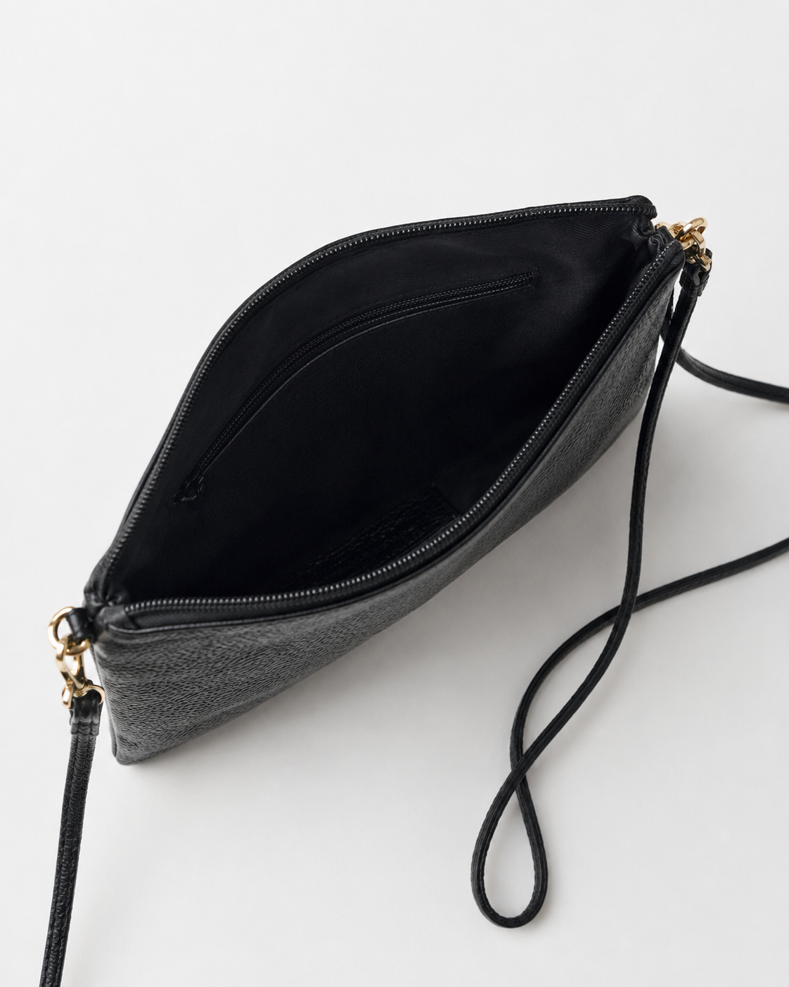 Geantă plic din piele cu bretea crossbody, detaliu