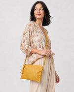 Geantă plic din piele cu bretea crossbody, galben