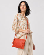Geantă plic din piele cu bretea crossbody, portocaliu