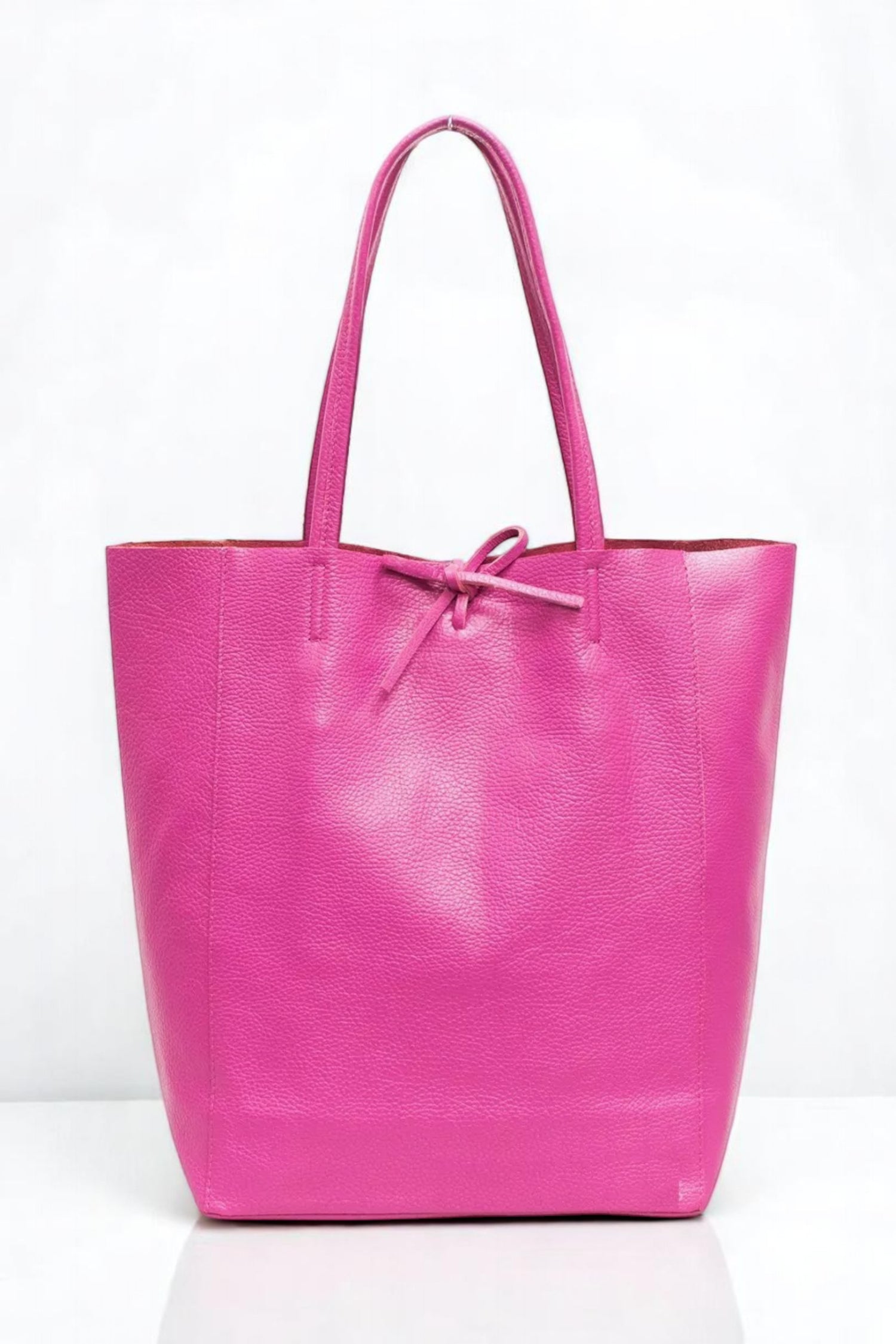 Geantă shopper fucsia din piele naturală, cu textură ușor grunjoasă și detaliu cu șnur decorativ