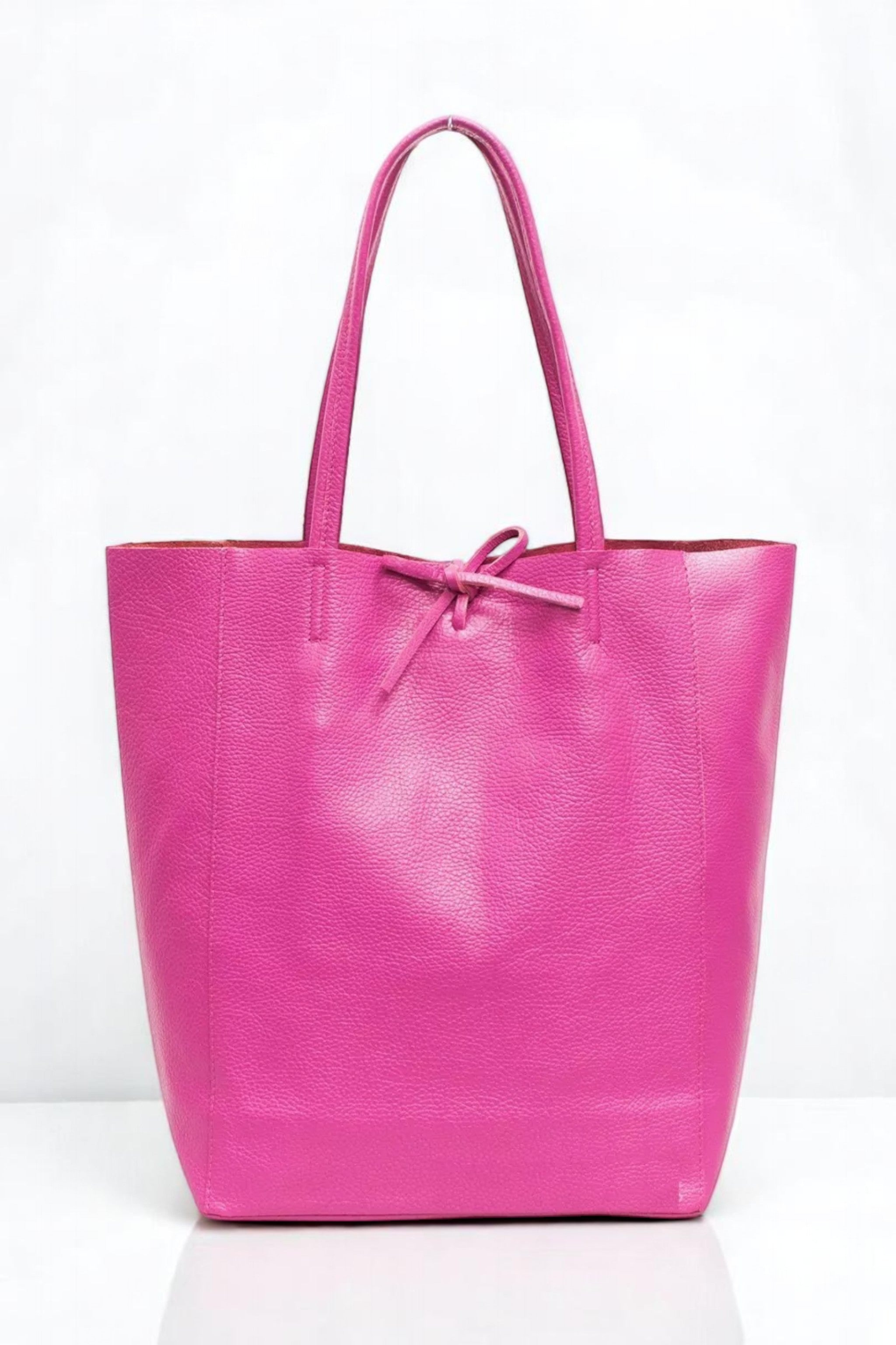 Geantă shopper fucsia din piele naturală, cu textură ușor grunjoasă și detaliu cu șnur decorativ