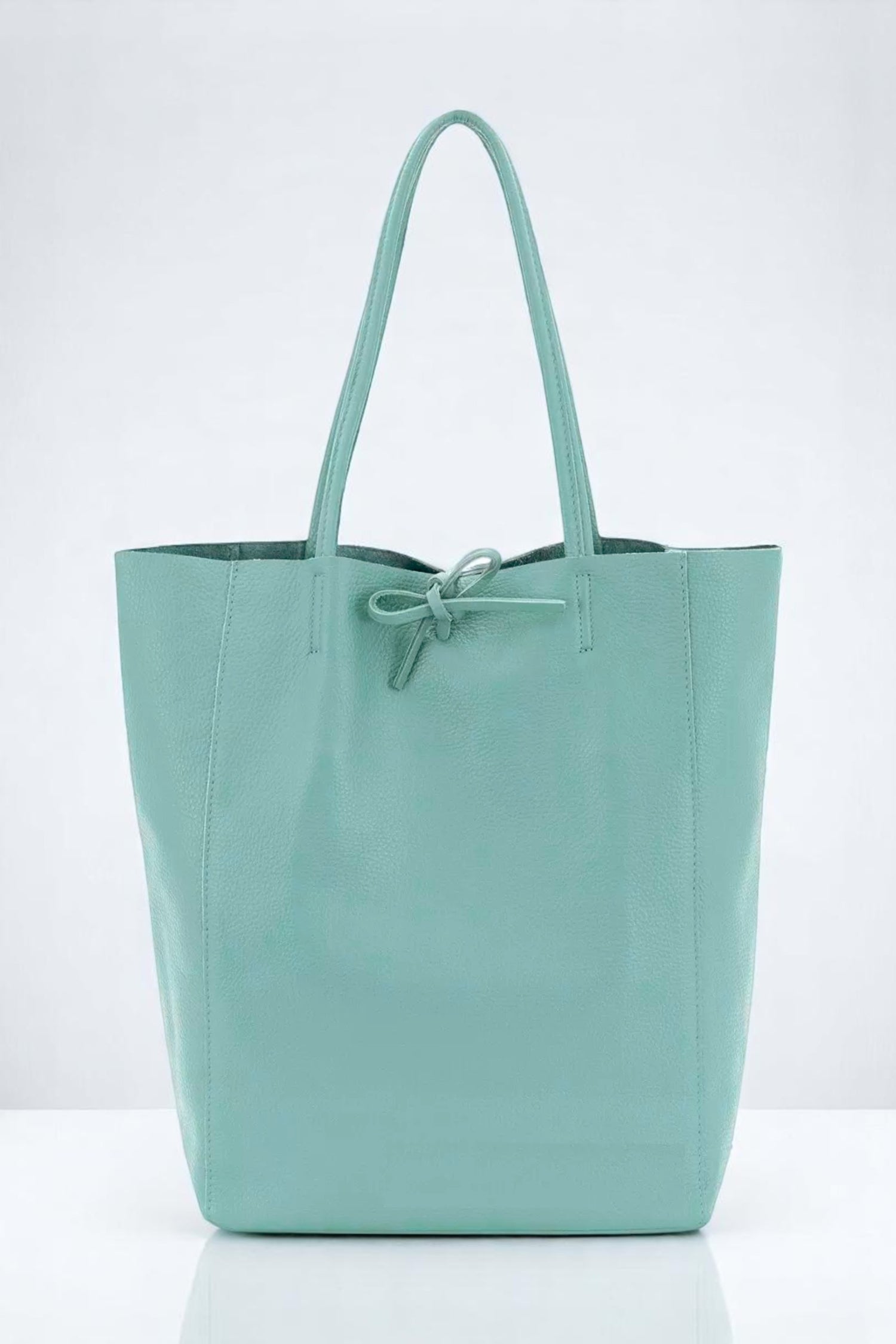 Geantă shopper turcoaz pastel din piele naturală, cu formă rectangulară și închidere cu șnur