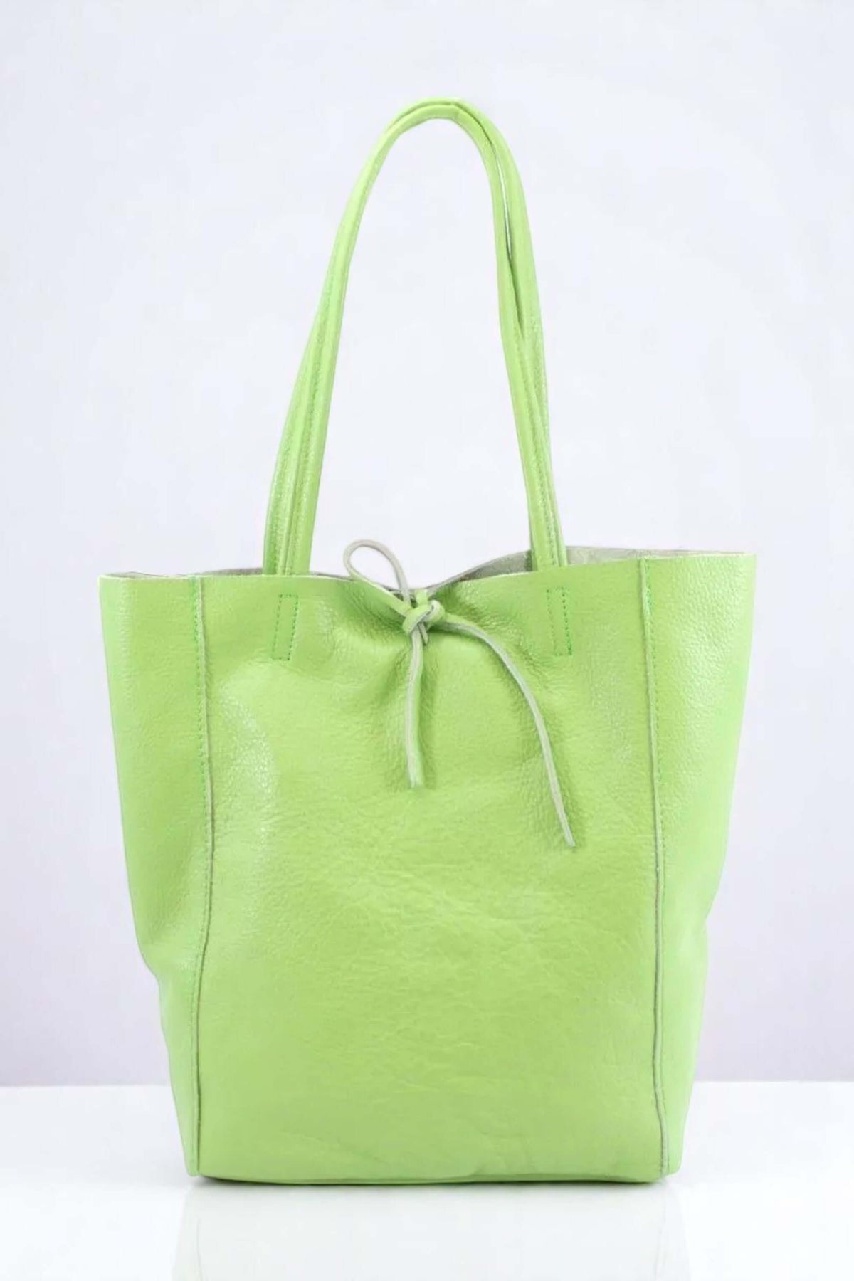 Geantă shopper din piele naturală, verde crud, cu aspect moale și șnur decorativ