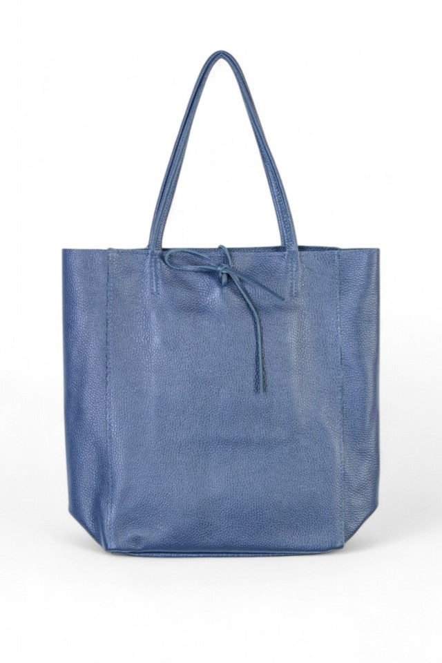 Shopper bleumarin din piele naturală, cu design simplu și fermoar superior.