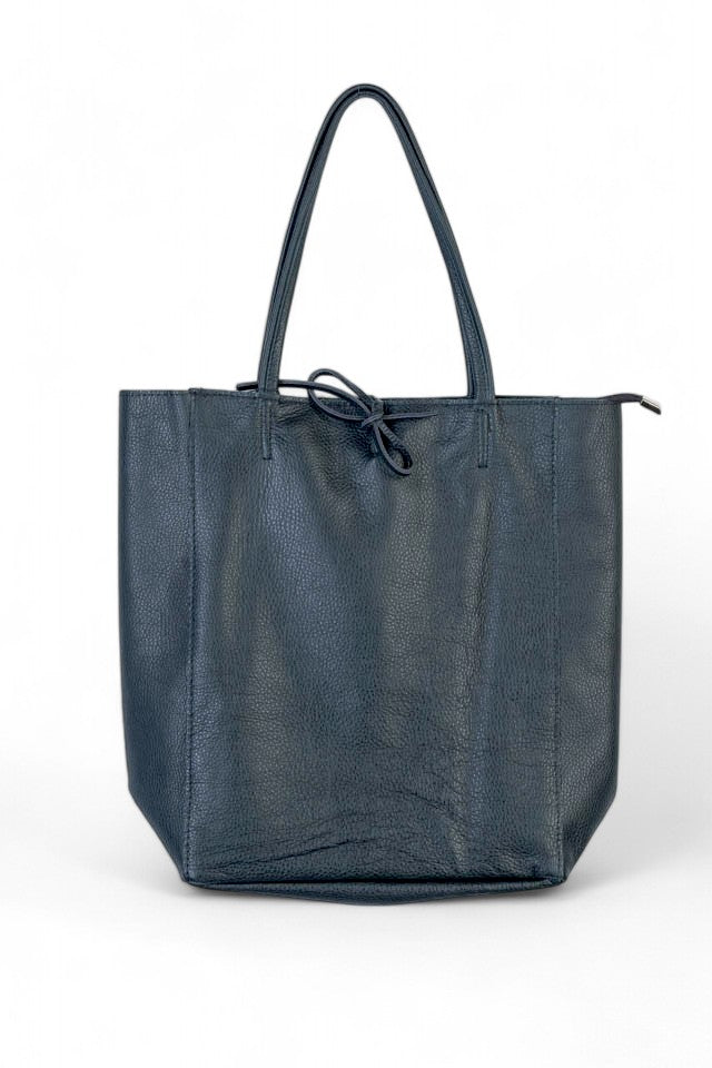 Geantă shopper neagră din piele naturală, cu formă clasică și detalii simple.
